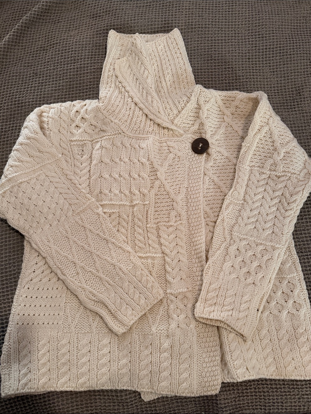 Carraigdonn 100% wool Cable-Knit Women's Sweater with Buttoned Shawl Collar